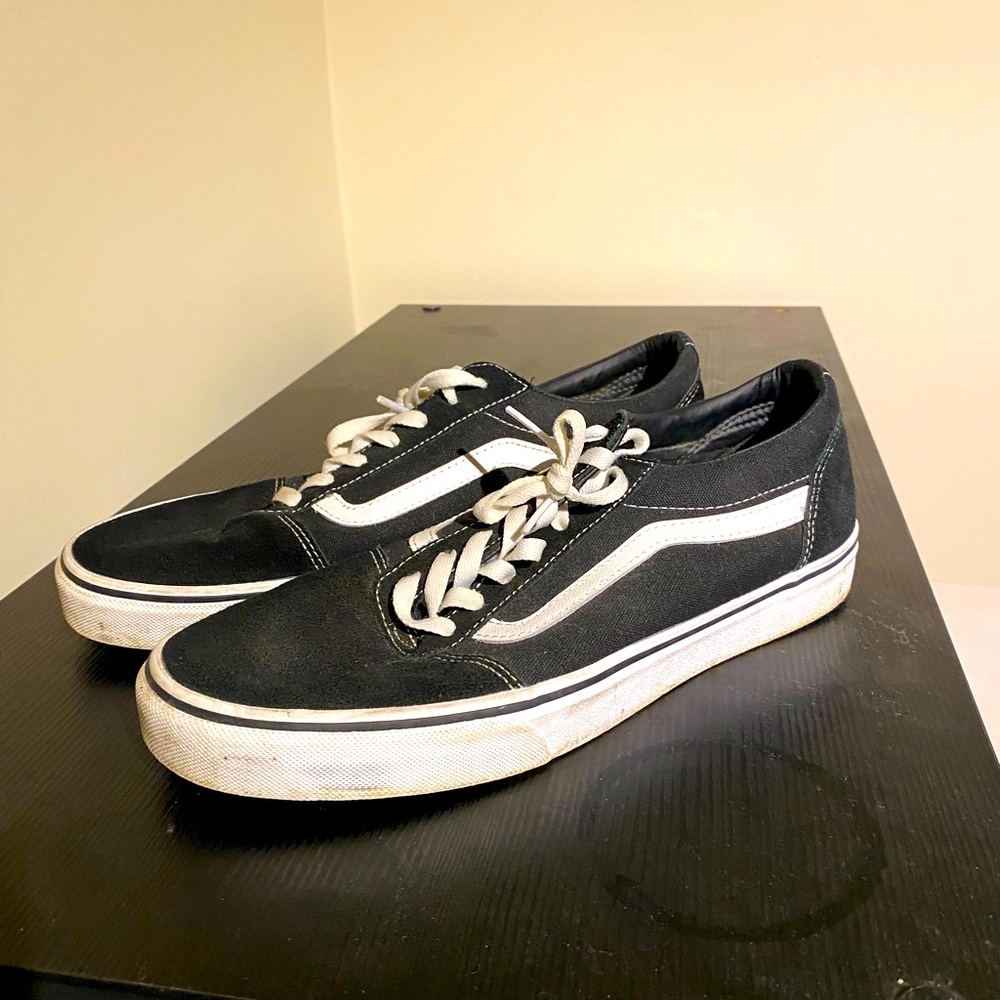 Black size 9 Vans